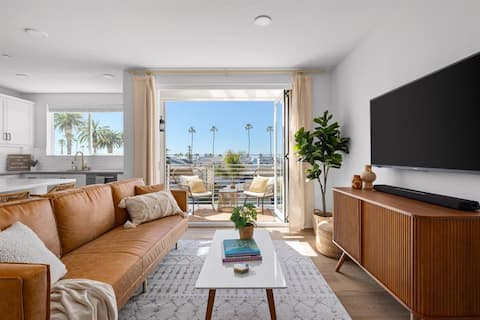 Top Airbnb: Ocean Views, Rooftop Deck & 1 Block to Everything! in Oceanside