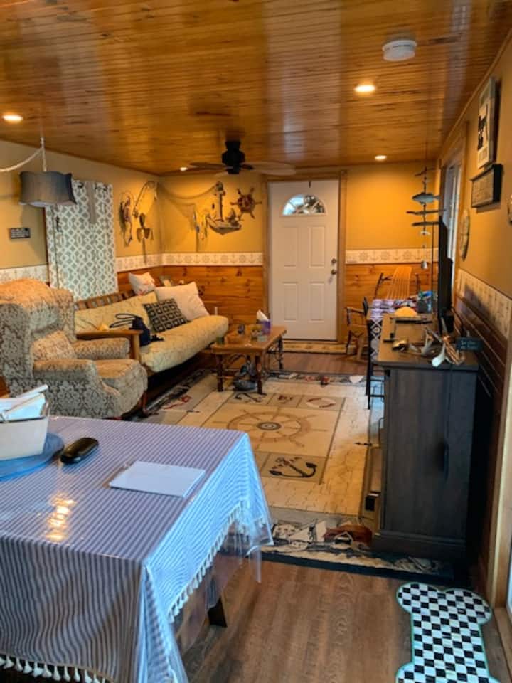 Rodinná izba s rozkladacou pohovkou v plnej veľkosti a televízorom.