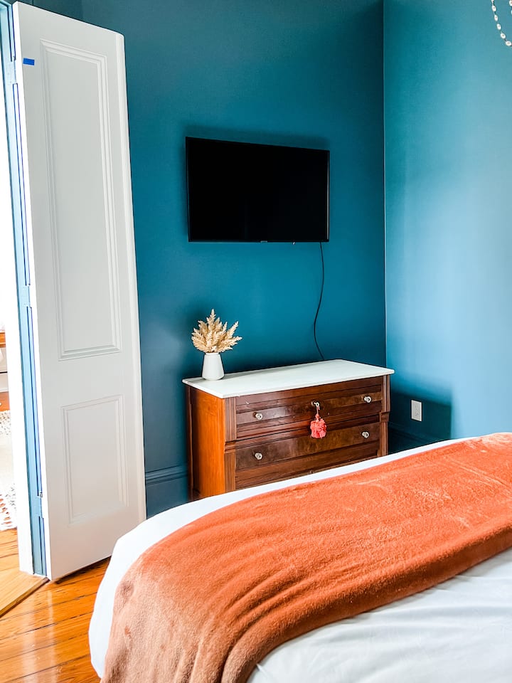 Indulge in your favourite shows on the large screen TV, while snuggling up in the coziest bed ever! Perfect for a relaxing getaway.