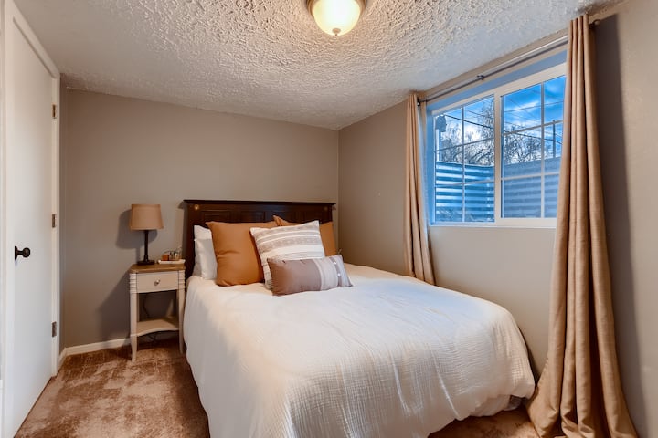 Downstairs bedroom (Queen bed)