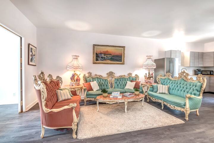 Old Mtl DT Victorian 2-Floor Penthouse 6 Bedroom gallery image 2