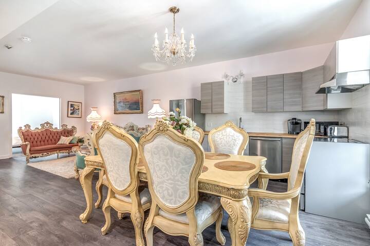 Old Mtl DT Victorian 2-Floor Penthouse 6 Bedroom gallery image 3