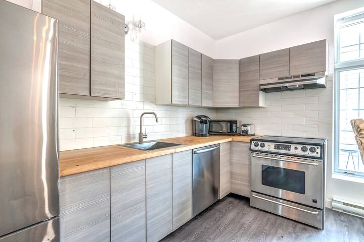 Old Mtl DT Victorian 2-Floor Penthouse 6 Bedroom gallery image 5