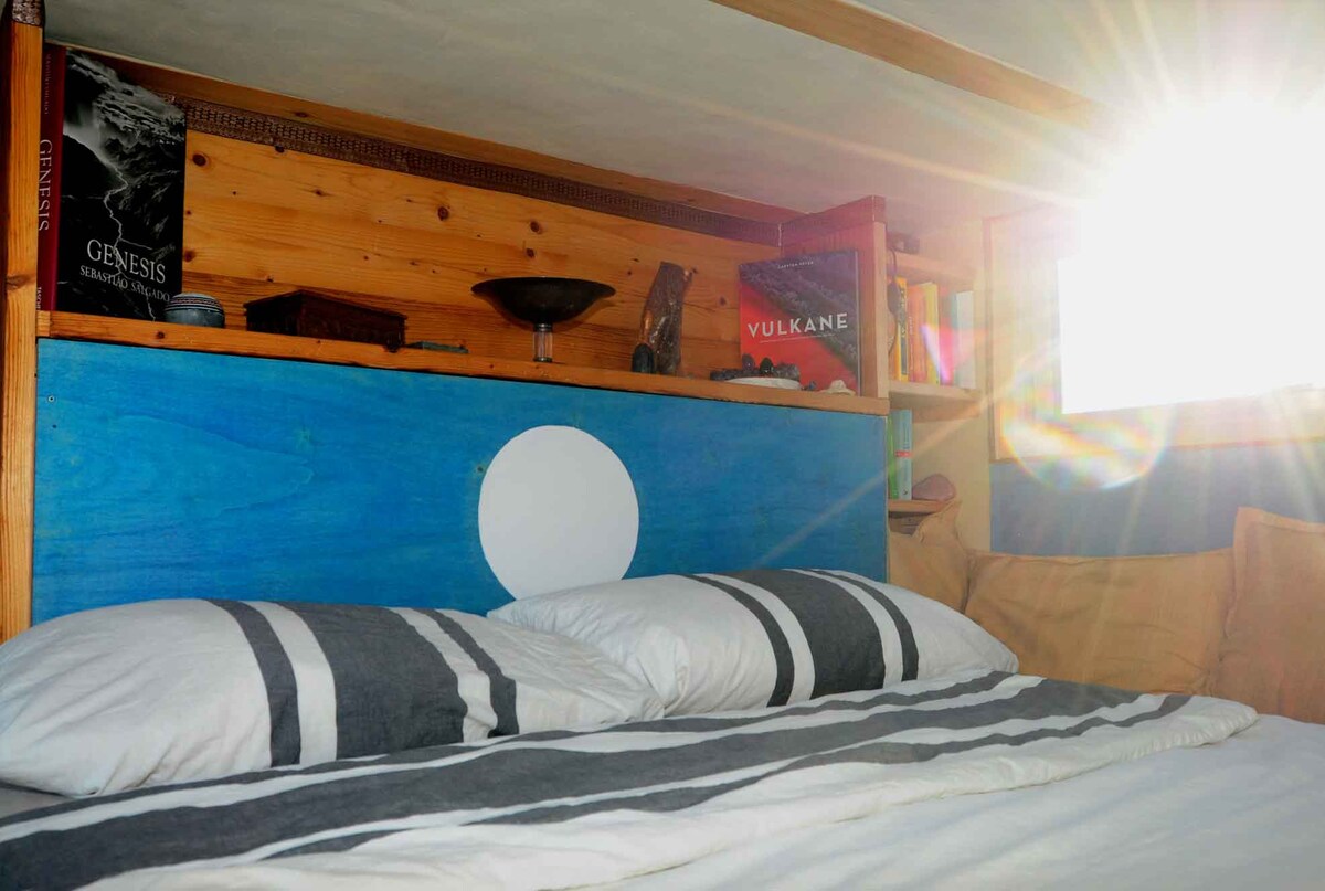 180x200 nivel gjumi me një dyshek premium Coco mat mbi këndin e divanit me diell në mëngjes 