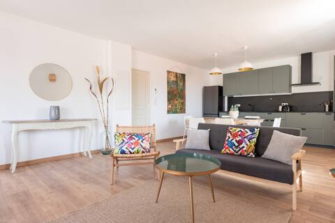 CARRO, 30m from the beach! villa top with garden