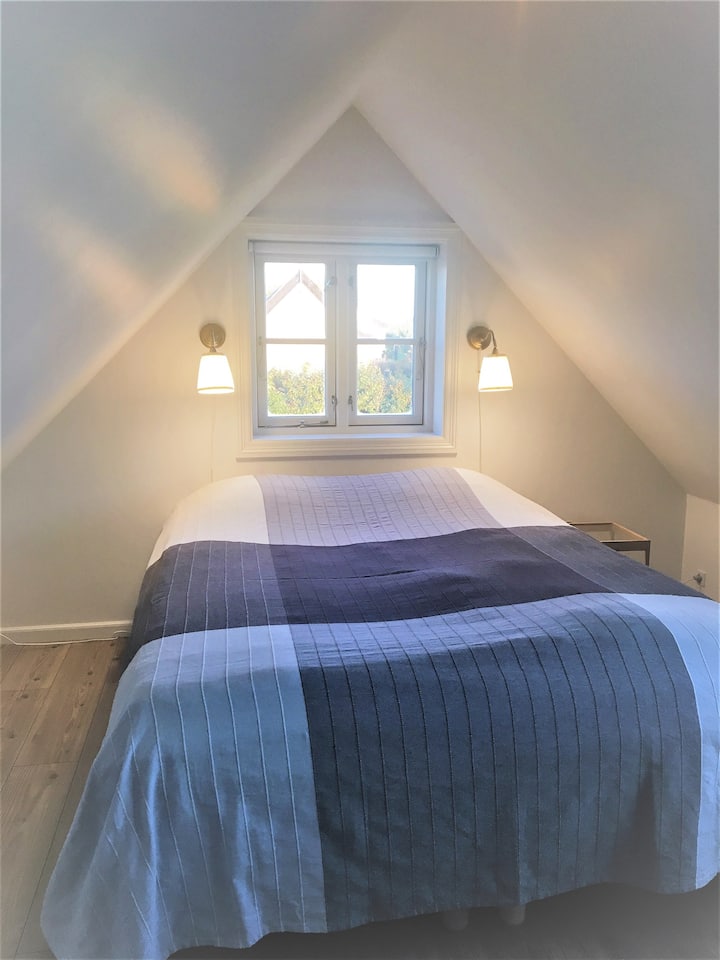 Двойната спалня - наричаме я стаята Gudhjem, която гледа в географската посока.  