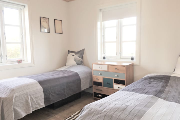 Спалня на пода във всекидневната. Ето две единични легла. В скрина, показан на снимката, има различни игри и детски книжки. 