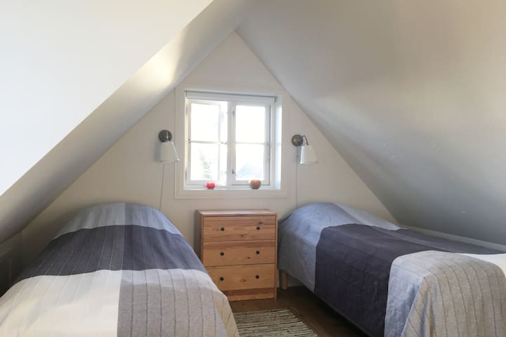 Спалня на първия етаж. Наричаме я стаята на Сванеке. Има 2 единични легла, които могат лесно да бъдат сглобени, ако желаете.  