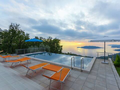 Villa Infinity swimming pool above Saint Stephan