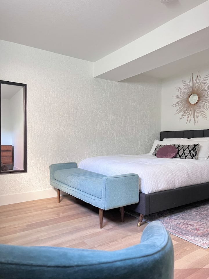 Dormitorio con cama tamaño queen.