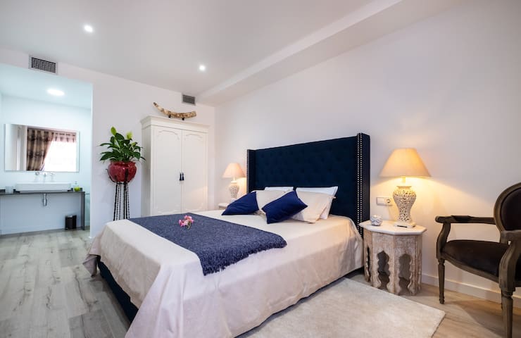 2 BDR KING SUITE • Sunny • Fabulous • Eixample •5＊