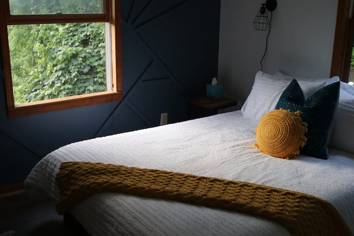 غرفة نوم رئيسية بإطلالات جميلة على الجبل خارج النافذة. 