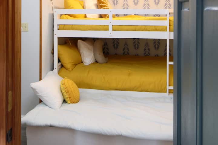 أسرّة بطابقين مصنفة للبالغين مع سرير متحرك.