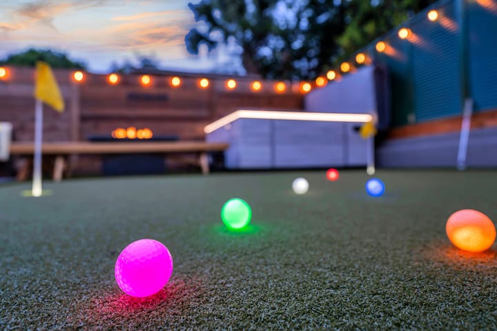 Luxury Amenities – Hot Tub/Putting Green/Game Room