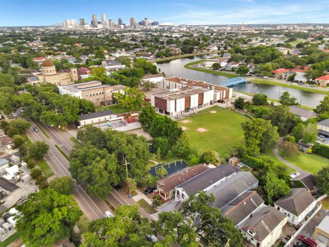Luxury Amenities – Hot Tub/Putting Green/Game Room gallery image 3