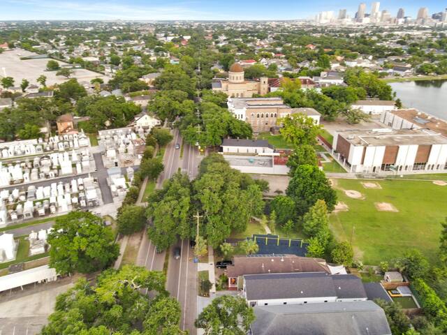 Luxury Amenities – Hot Tub/Putting Green/Game Room gallery image 4