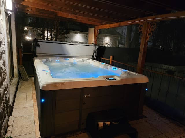 Amazing 8BR Suites Waterview, SPA & Pool