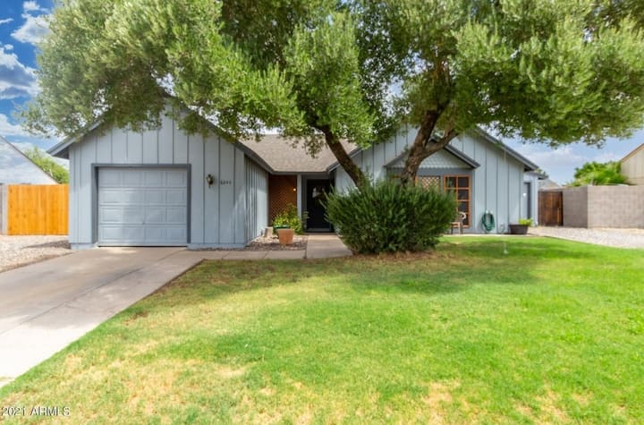 Cheerful 3-bedroom Residential Home With Pool - Peoria, AZ