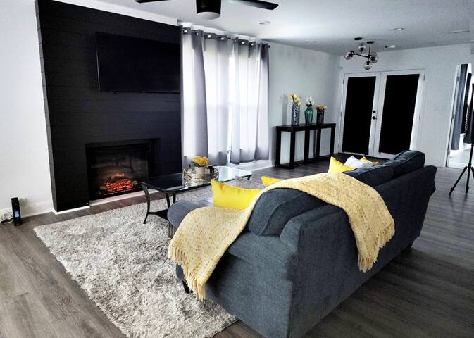 Beautiful luxury 2 BR w/fireplace and bonus room gallery image 4