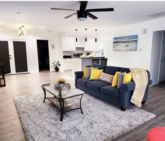 Beautiful luxury 2 BR w/fireplace and bonus room gallery image 3