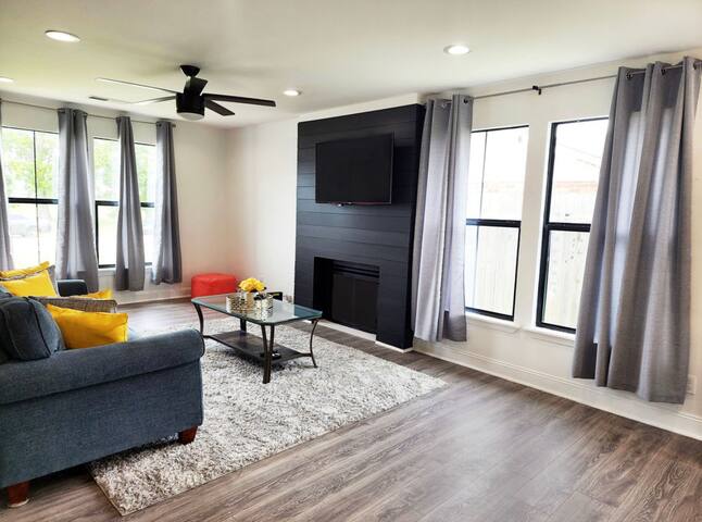 Beautiful luxury 2 BR w/fireplace and bonus room gallery image 5