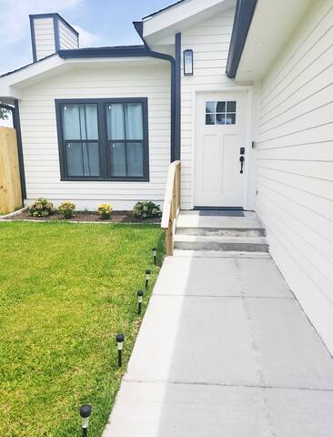 Beautiful luxury 2 BR w/fireplace and bonus room gallery image 2