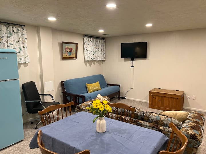 Adorable Basement Suite With Kitchen & Fireplace - Boise, ID
