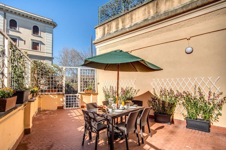 Appartamento con Grande Terrazza in Trastevere