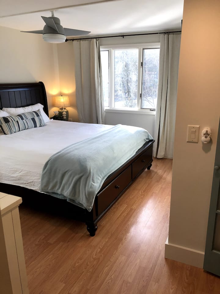 Dormitorio principal en la planta superior/ con cama King.