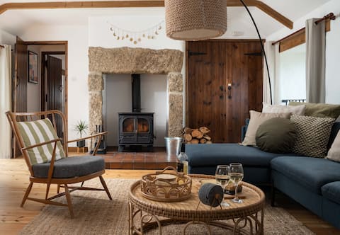 Spacious, cosy cottage, walk to 3 beaches