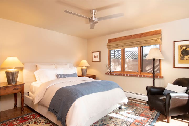 Dormitorio en la planta baja con cama tamaño Queen.