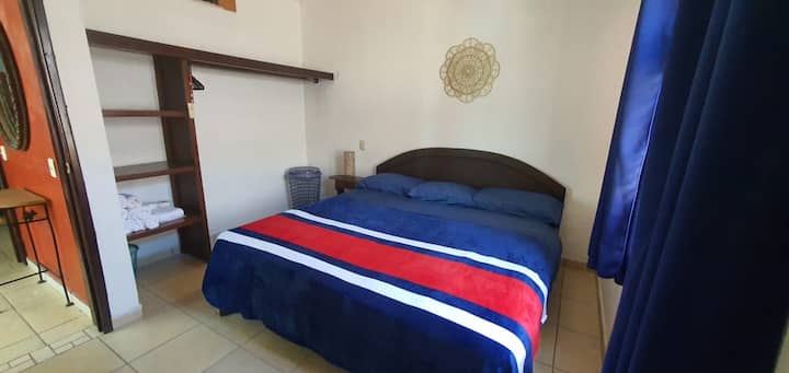 Това е основната спалня с двойно легло king size, отворено пространство, където да оставите дрехите си, а и двете стаи имат завеси за затъмнение за приятен сън. Също така ви оставяме ютия, в случай че искате да изгладите нещо в дрехите си. 