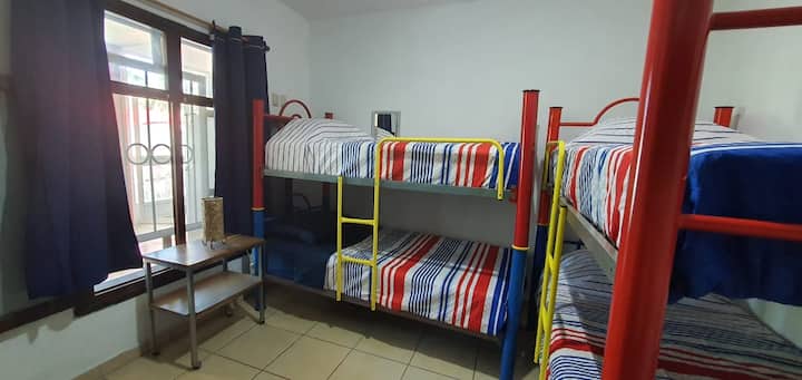 В тази стая винаги има смях, децата се наслаждават на двуетажните легла и обичат спящите. 