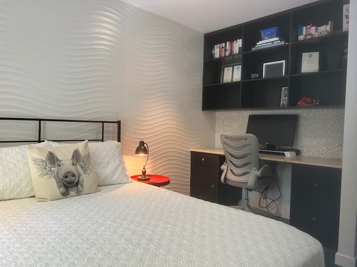 غرفة نوم ثالثة بسرير بحجم كبير ومساحة عمل