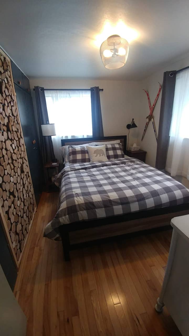 חדר שינה מס '1: "חדר היער" (מיטת קווין סייז אחת)