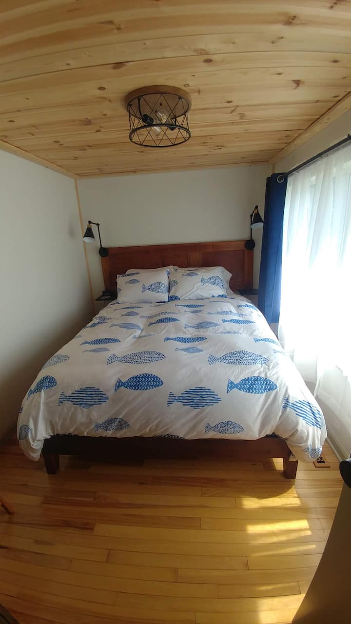 חדר שינה מס '2: "חדר האגם" (מיטת קווין סייז אחת)