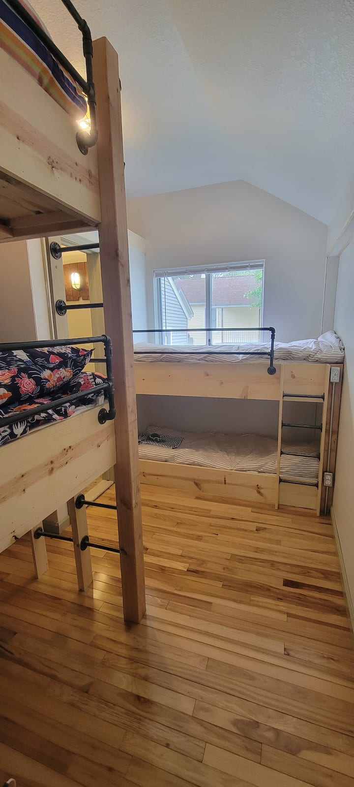 חדר שינה מס '3: "חדר הקומתיים" (4 מיטות נפרדות). לידיעתכם, ב -3 מתוך 4 המיטות יש סולמות, ואחת גבוהה ממיטת קומתיים ממוצעת. 