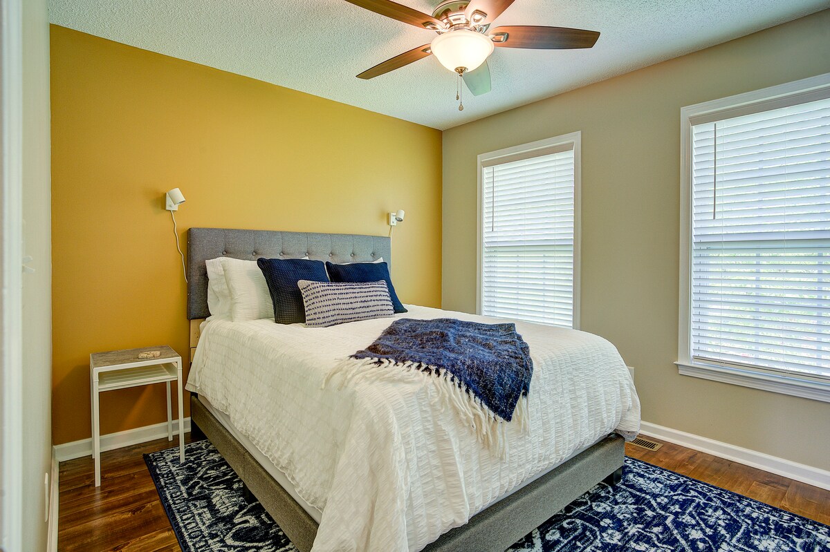 第二间卧室配备标准双人床