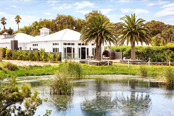 Luxurious Portsea Lakehouse