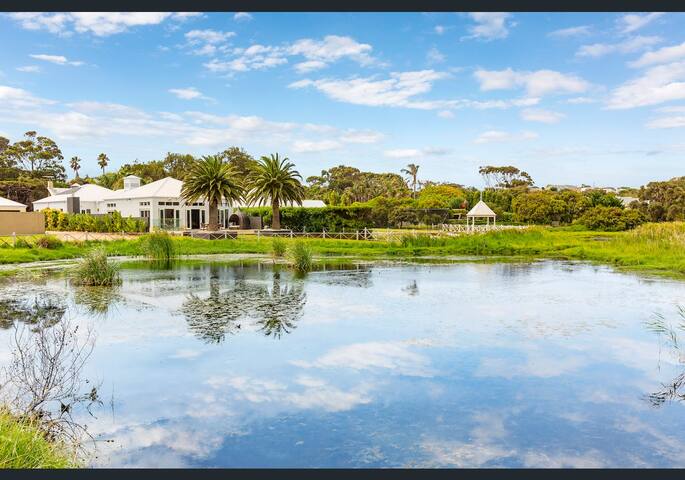Luxurious Portsea Lakehouse gallery image 2