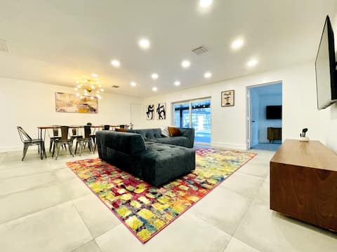 The Artisan •Sleeps 20•Pool•near 5th Ave & Beaches