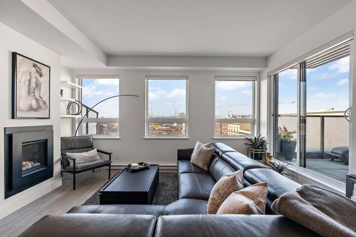 Luxurious Penthouse Family Friendly with Parking gallery image 2