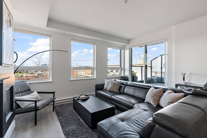 Luxurious Penthouse Family Friendly with Parking gallery image 3