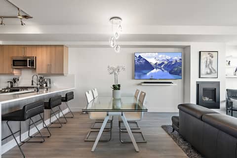 Top Airbnb: Luxurious Penthouse Family Friendly with Parking in Downtown