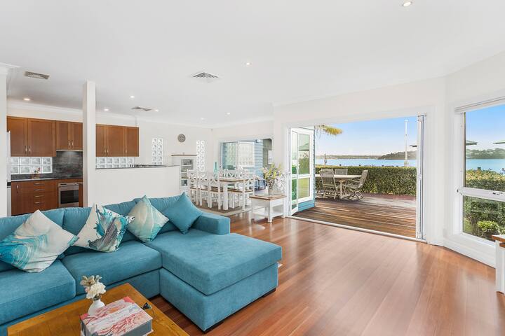 Blu – Absolute beach front – views from every room