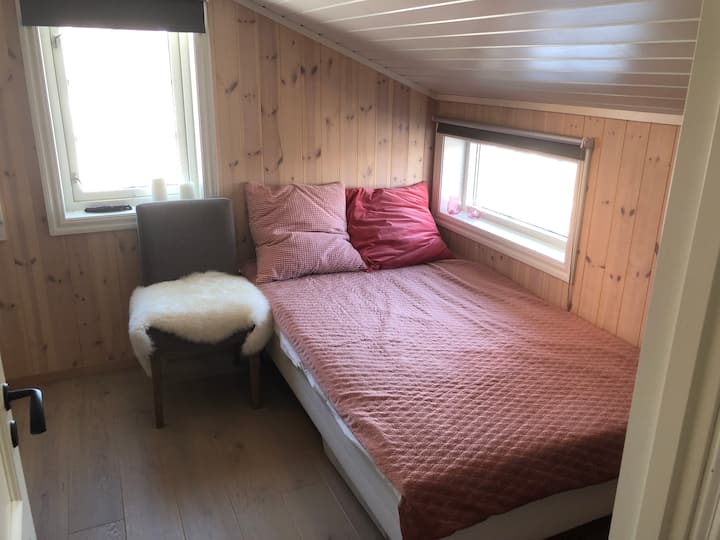 Spálňa 2 - Nachádza sa na 2. poschodí 
 - 1 lôžko 120 cm 