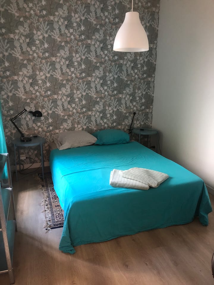 Spavaća soba 4  =  1 bračni krevet.
1. kat vrtne zgrade. 
Zasebna kupaonica i WC školjka.