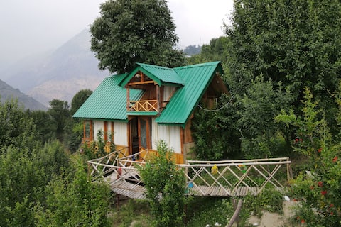 Himalayan Abode Tree House in Sainj Valley