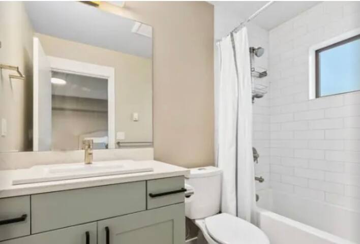 LUXURY ALKI BEACH TOWNHOME w/ ROOFTOP & GREAT VIEW gallery image 5