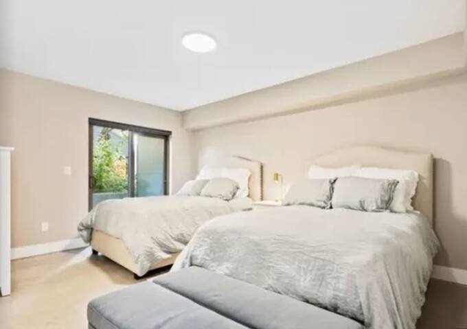 LUXURY ALKI BEACH TOWNHOME w/ ROOFTOP & GREAT VIEW gallery image 3